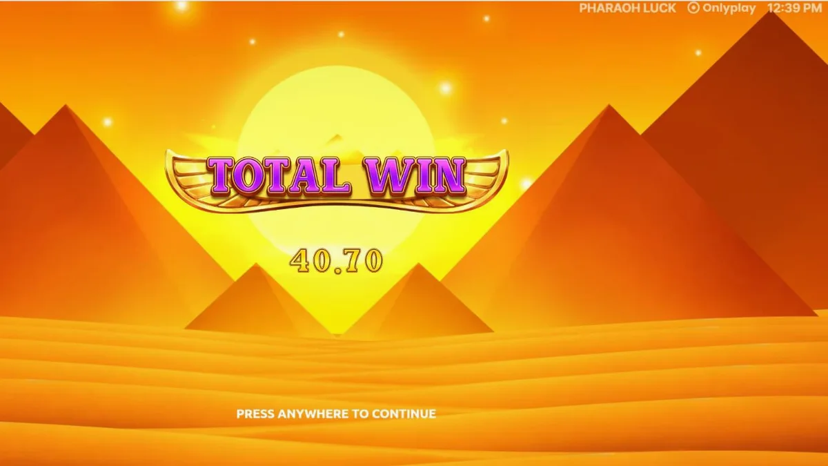 Grade de jogo do slot Pharaoh Luck com símbolos egípcios e fundo de pirâmides